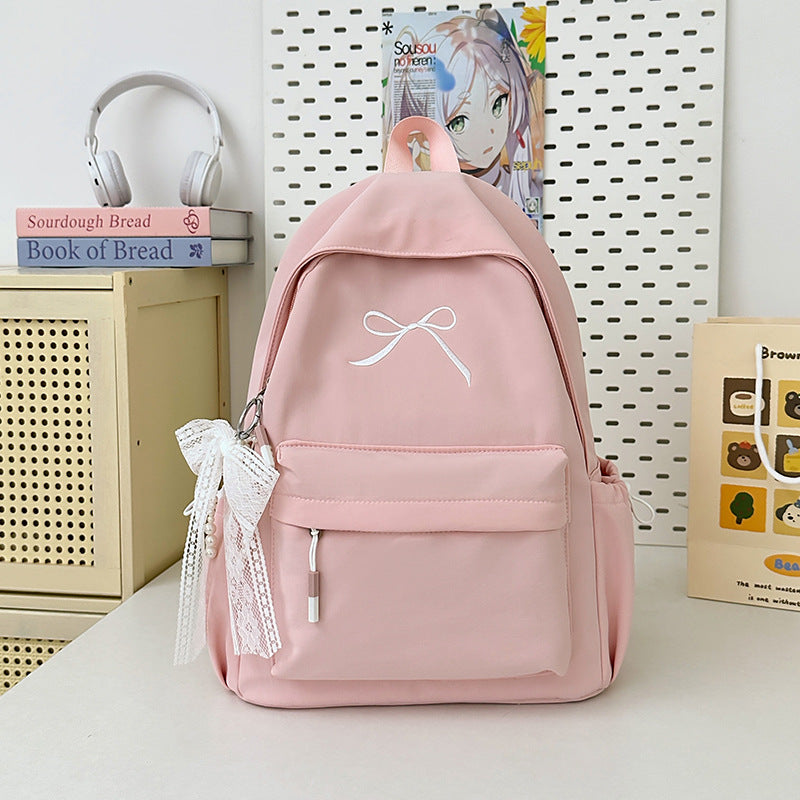 Minimalistischer Schultasche mit Schleifenverzierung
