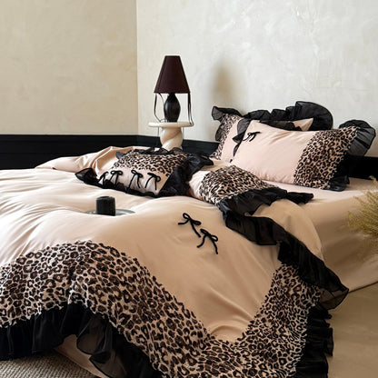Premium-Satin-Bettbezug-Set mit Leoparden-Akzent und Chiffon-Rüsche