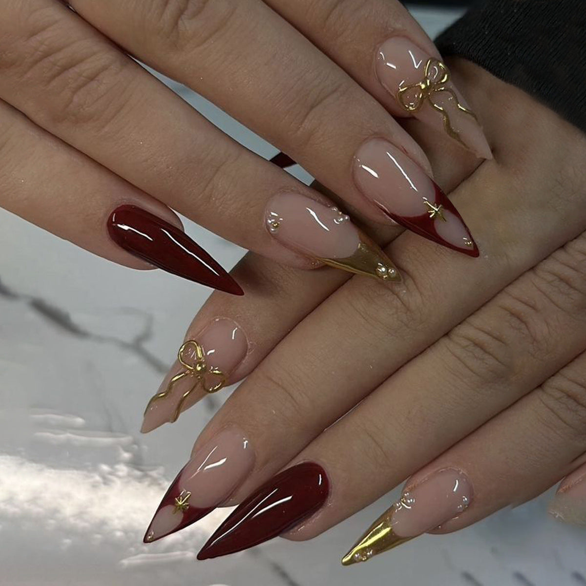 Künstlerisches Stiletto-Nagelkunst-Set mit goldenen Akzenten Brehn