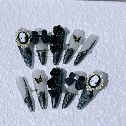 Gothic-inspirierte dekorative Nail Art Kollektion