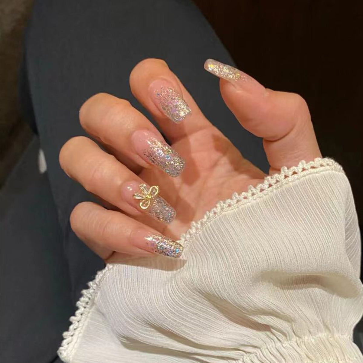 Kunstvolle Nagelverlängerungen mit Glitzer und Verzierung Brehn
