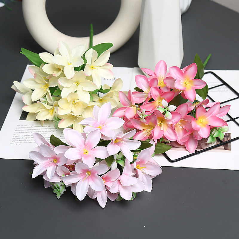 Dekorativer realistischer Blumenstrauß für die Wohnkultur