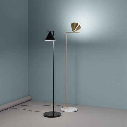 Künstlerische Stehlampe mit schickem Kegelschirm
