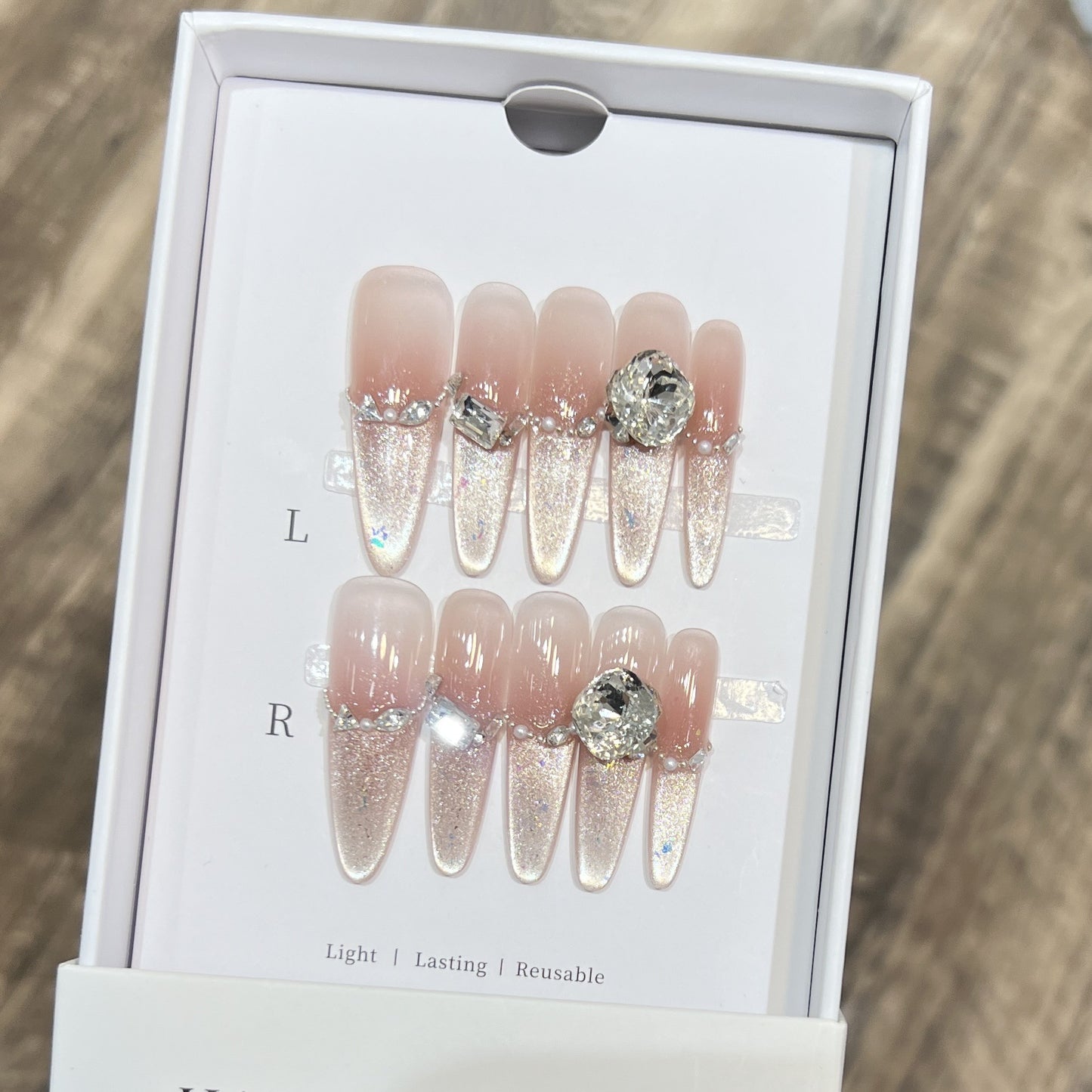 Dekorativer Stiletto Press-On Nagelkunstset mit Strassdetails Brehn