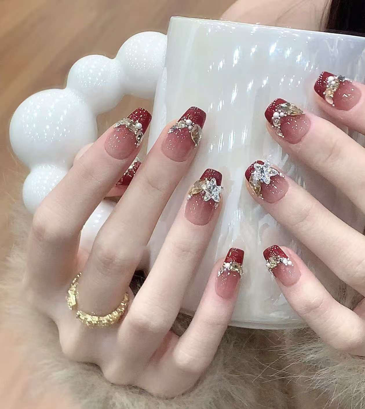 Künstlerisches Press-On-Nagelset mit floralem und geometrischem Design Brehn