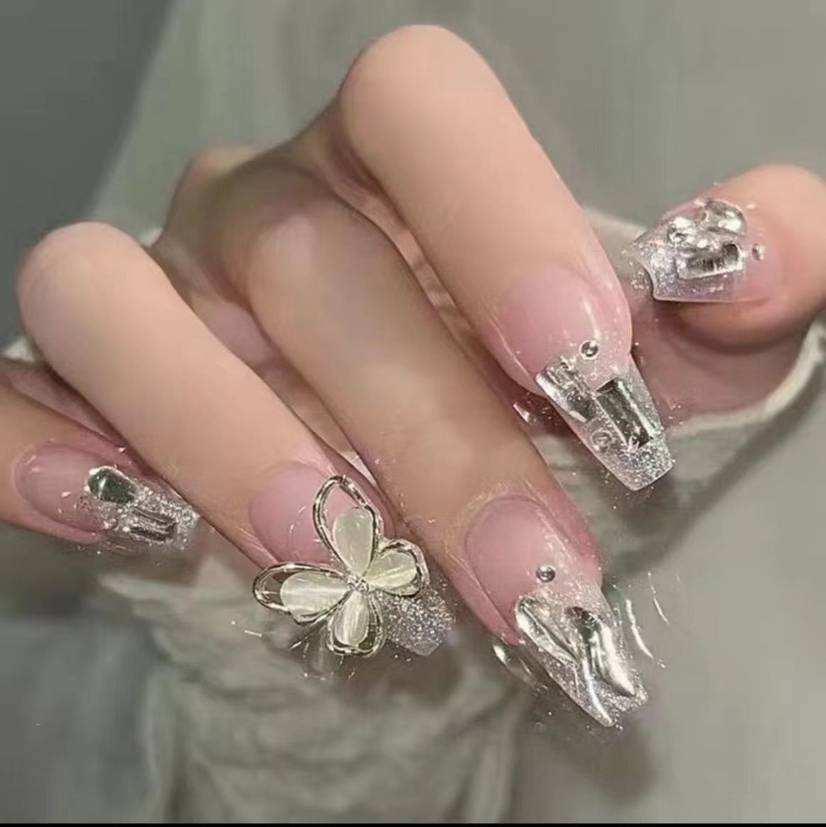 Elegante Nail Art mit Glitzer und Strass Brehn