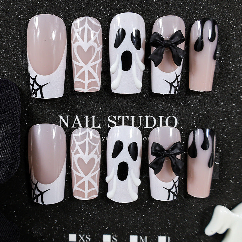 Kunstnagelset mit Halloween-Motiv und verspielten Verzierungen Brehn