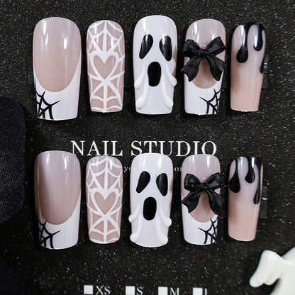 Kunstnagelset mit Halloween-Motiv und verspielten Verzierungen Brehn