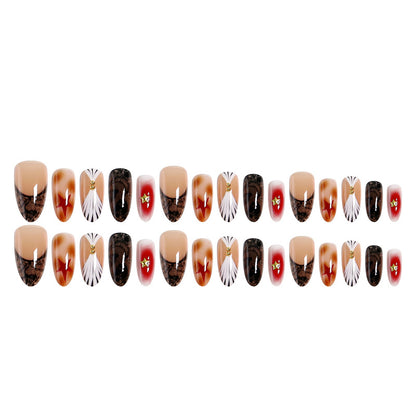 Kunstvolle Nagelspitzen mit glamourösem Design Brehn