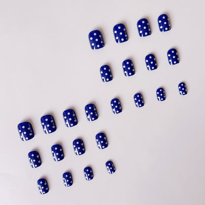 Kunstnagelset mit stilvollen Punkten Brehn