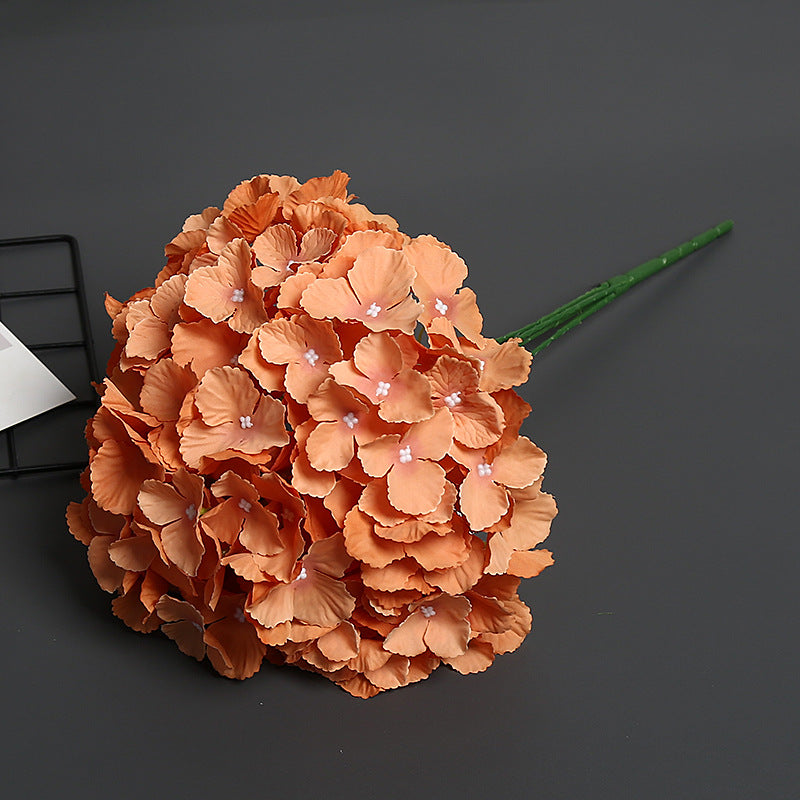 Künstliches Blumenarrangement für die Innenausstellung