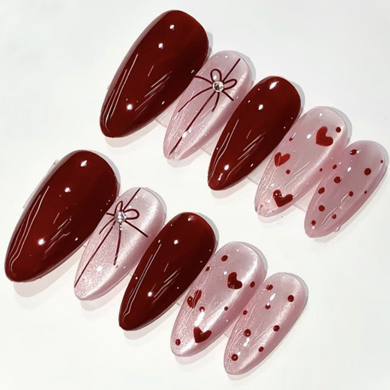 Dekoratives Press-On Nagelset mit Herz- und Schleifendesigns Brehn