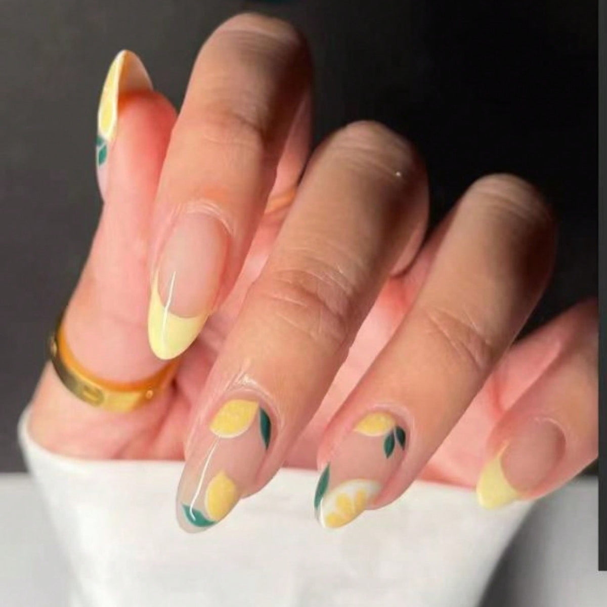 Stylisches Nagelkunst-Set mit Zitrone und Blumenmuster