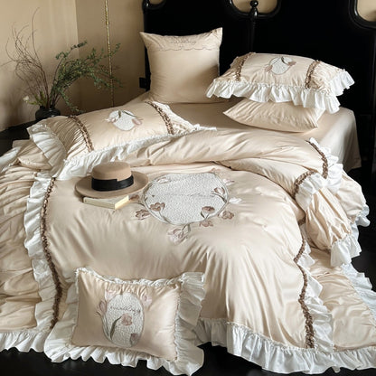 Romantisches Rüschensatin-Look Bettwäsche-Set mit gepolstertem Blumenmedaillon & Rüschenkissenbezügen