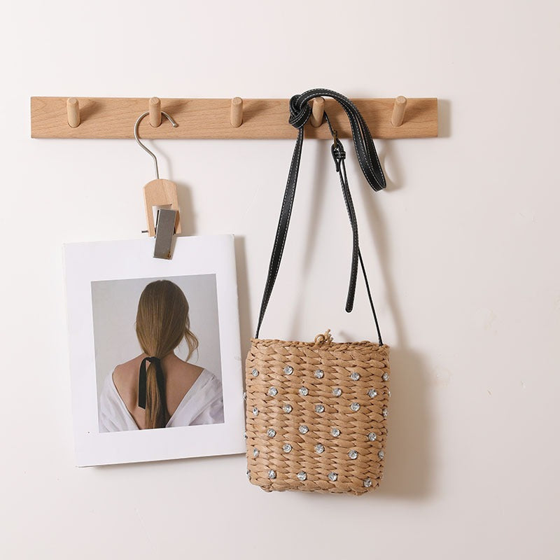 Handtasche Aus Geflochtenem Naturmaterial mit Funkelnden Applikationen Brehn