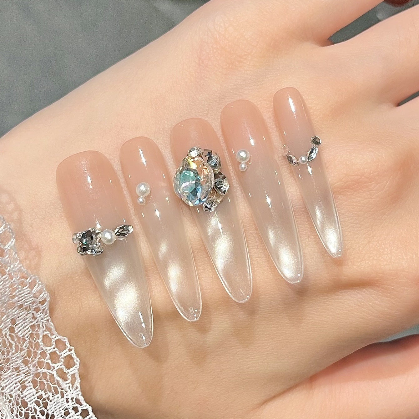 Luxuriöse mit Kristallen besetzte Press-On Nail Extensions Brehn