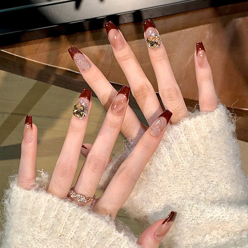 Kreatives Kunstnagelset mit Glitzer- und eleganten Muster Akzenten Brehn