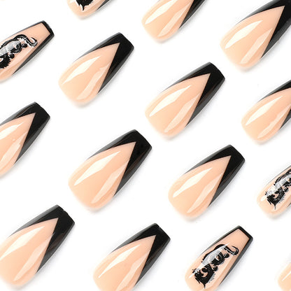 Kunstvolle Nagelkunst mit schwarzem French-Tip und unterirdischen Mustern Brehn