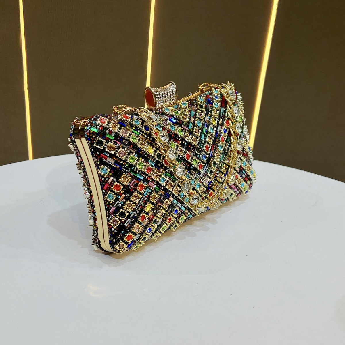 Elegante mit Schmucksteinen verzierte Abendhandtasche