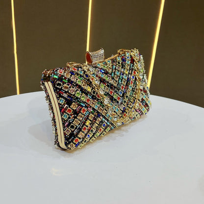 Elegante mit Schmucksteinen verzierte Abendhandtasche