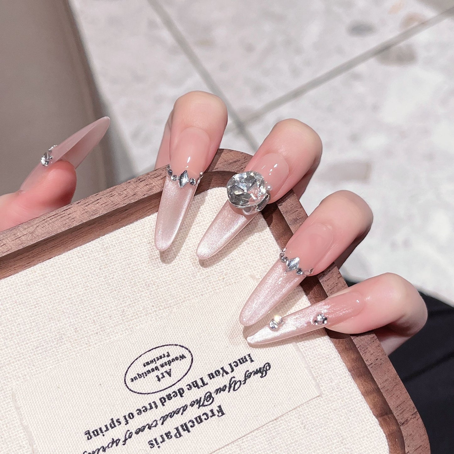 Luxuriöse glitzernde Stiletto-Nagelverlängerungen Brehn