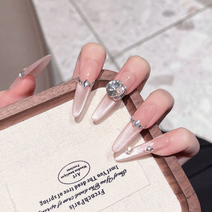 Luxuriöse glitzernde Stiletto-Nagelverlängerungen Brehn