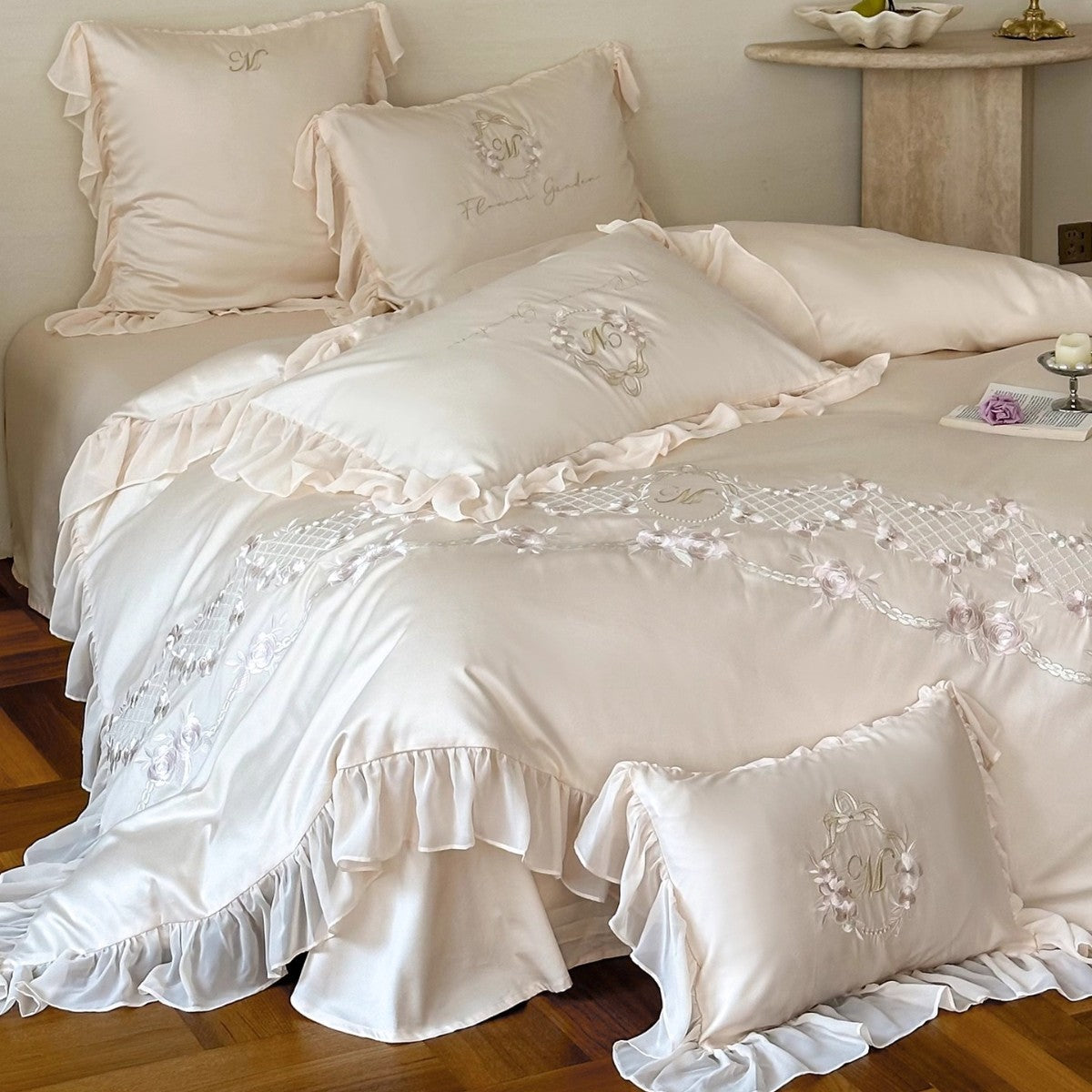 Romantisches Rüschensaum Satin-Mischung Floral Bestickte Bettwäsche Set