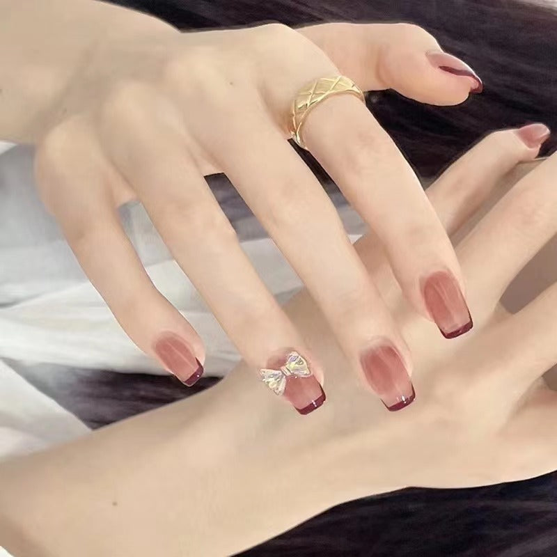 Elegante Nagelkunst mit Glitzerakzenten Brehn