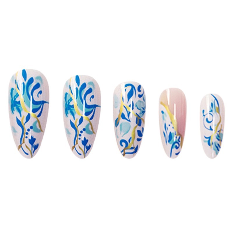 Künstlerisches florales Press-On-Nageldesign mit goldenen Akzenten Brehn
