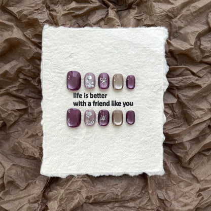 Künstlerisches Press-On-Nagelkunst-Set mit dekorativen Edelsteinakzenten