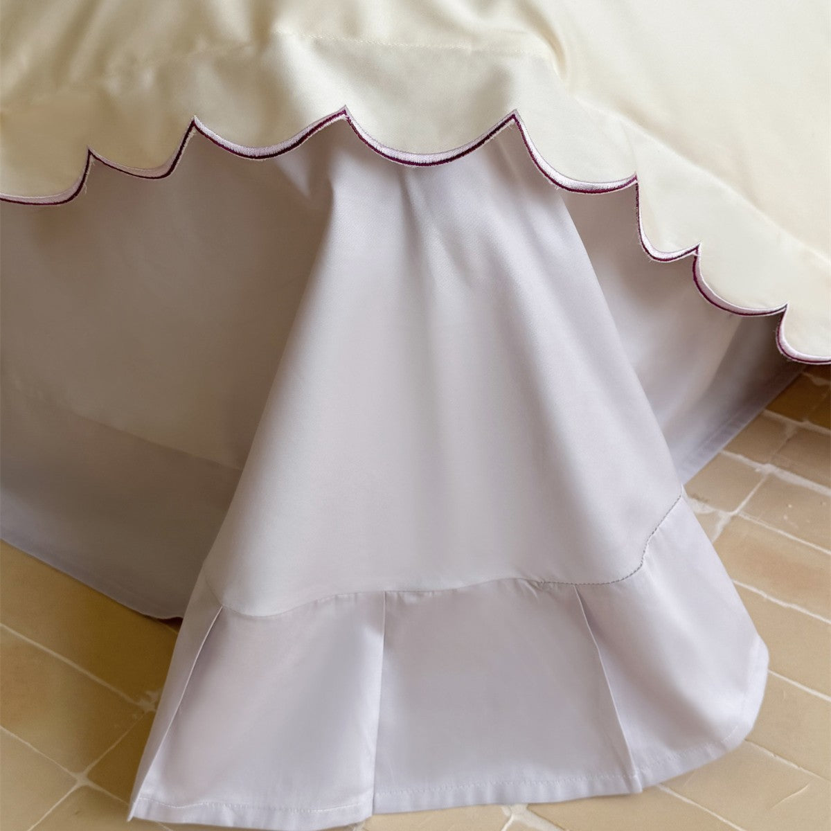 Bestickte florale Duvet-Bezug mit gewelltem Rand aus Baumwollsatin-Ensemble mit passenden Kissenbezügen