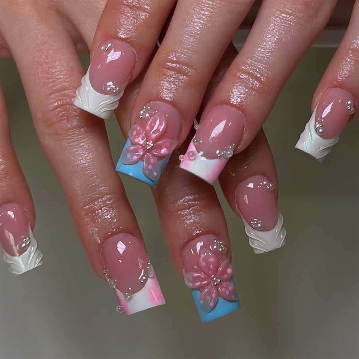 Kunstfingernägel mit Floralen 3D-Applikationen und Detaillierten Verzierungen Brehn