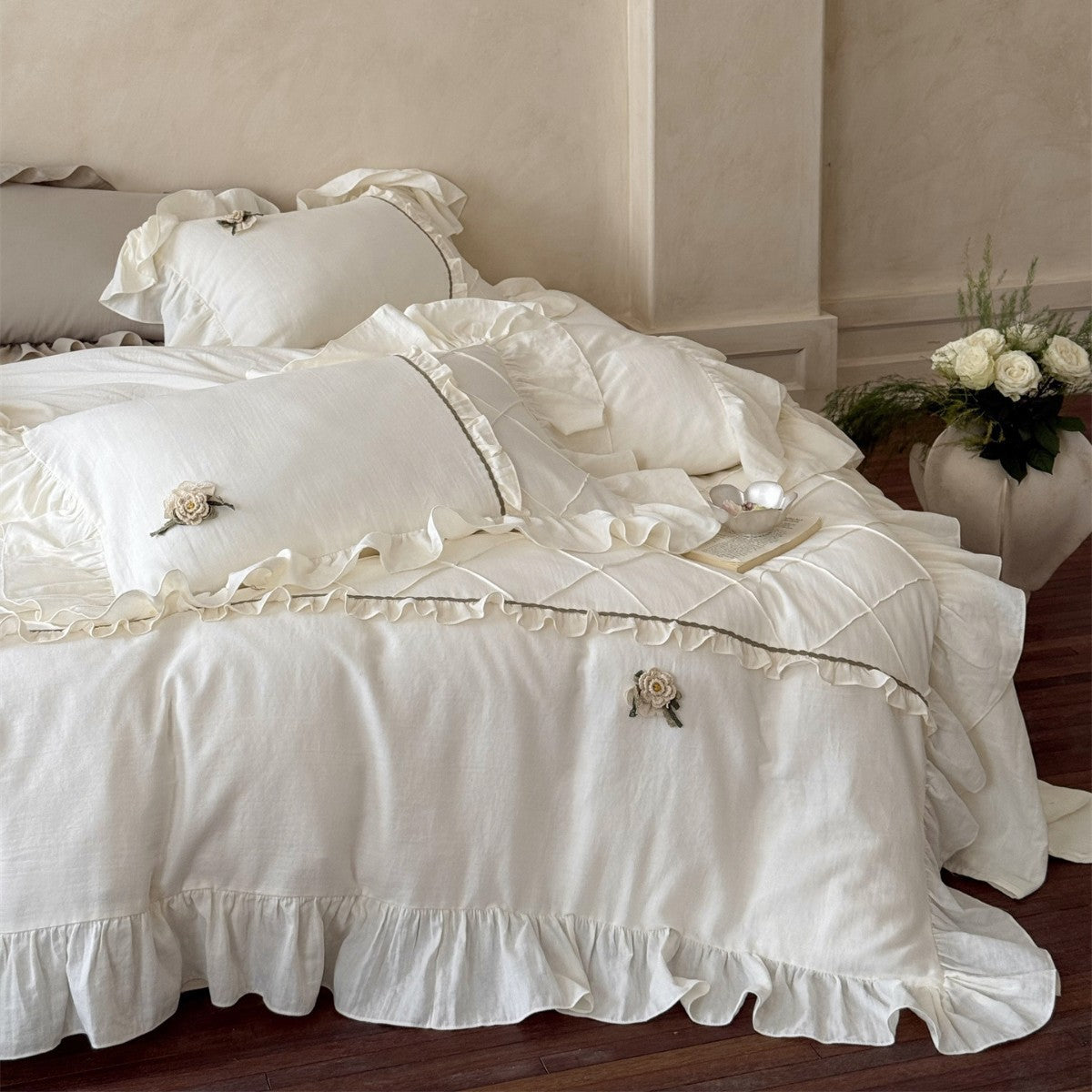 Gewaschenes Leinen Rüschen-Bettbezug-Set mit besticktem Blumenapplikation