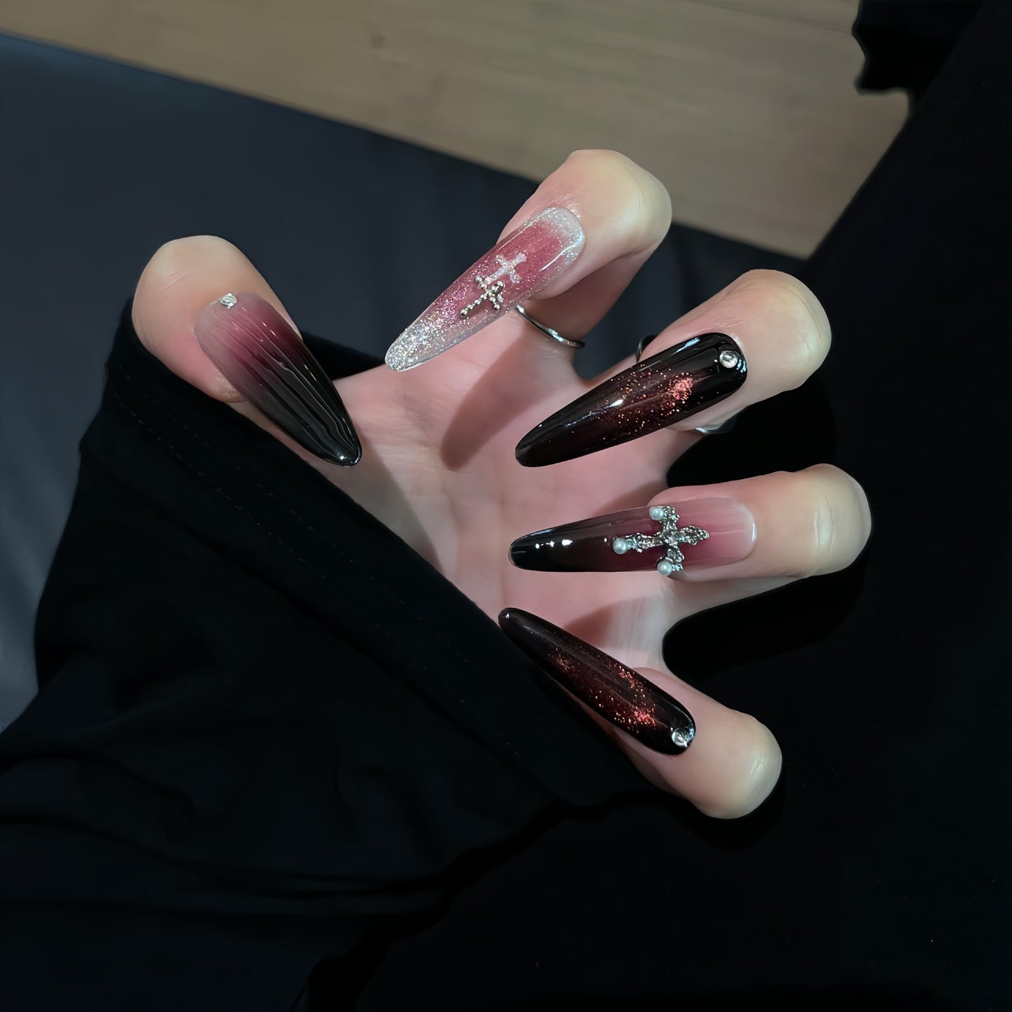 Glamouröse Kunstnägel mit Schimmerndem Farbverlauf und Kreuzdesign Brehn