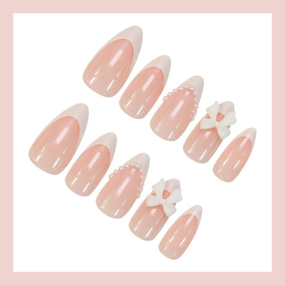 Kunstnagelset mit eleganten Blütenverzierungen und modischem French-Tipp Brehn