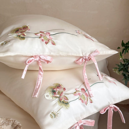 Besticktes Satin-Feel Bettbezugset mit Bändchenverschluss und floralen Applikationskissenbezügen