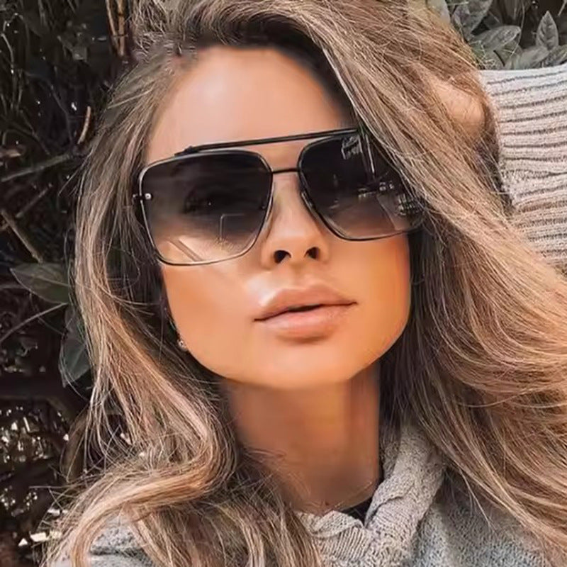 Damen quadratische Sonnenbrille mit schützenden Gläsern und modernem Metallrahmen Brehn