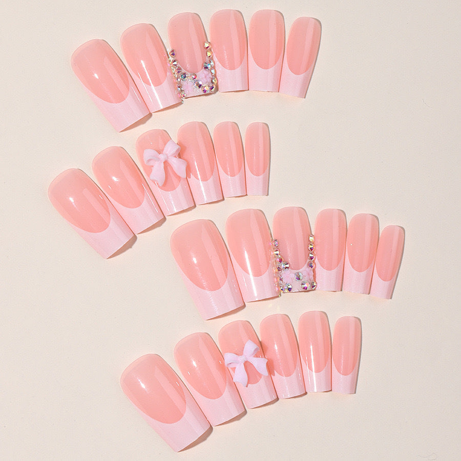 Kunstnagelset mit glamourösen 3D-Schleifen und Kristallverzierungen Brehn