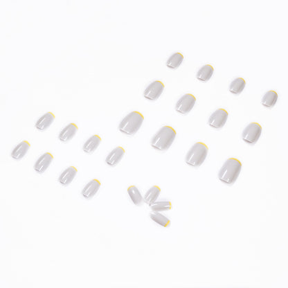 Kunstvolle Nagelverlängerungen mit modernem French-Tip Design Brehn
