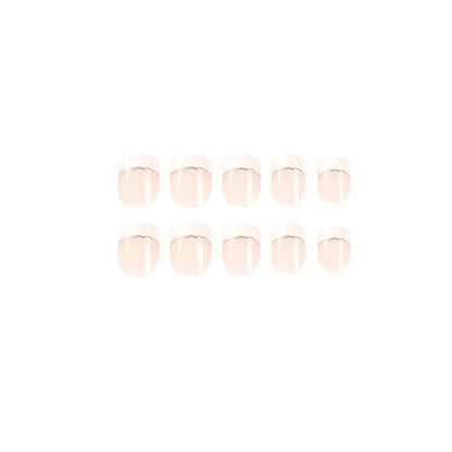 Kunstvolle Nagelverlängerungen mit elegantem French-Tip und Goldakzenten Brehn