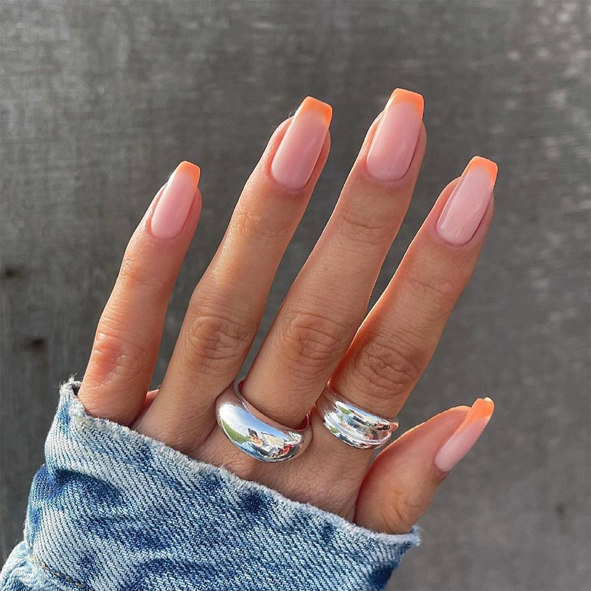 Kunstvolle Nagelverlängerungen mit elegantem Blattmuster Brehn