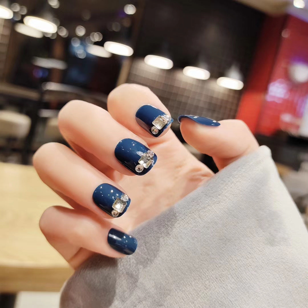 Elegante Press-On Nagelspitzen mit Strassakzenten