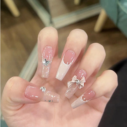 Glamouröse Kunstfingernägel mit Glitzer- und Mondmotiven Brehn