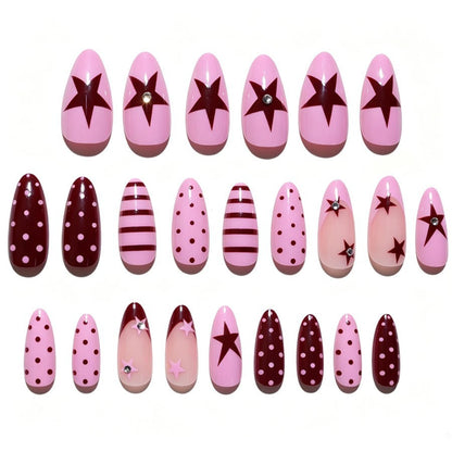 Kunstnagelset mit asymmetrischen Designs und Glitzerakzenten Brehn