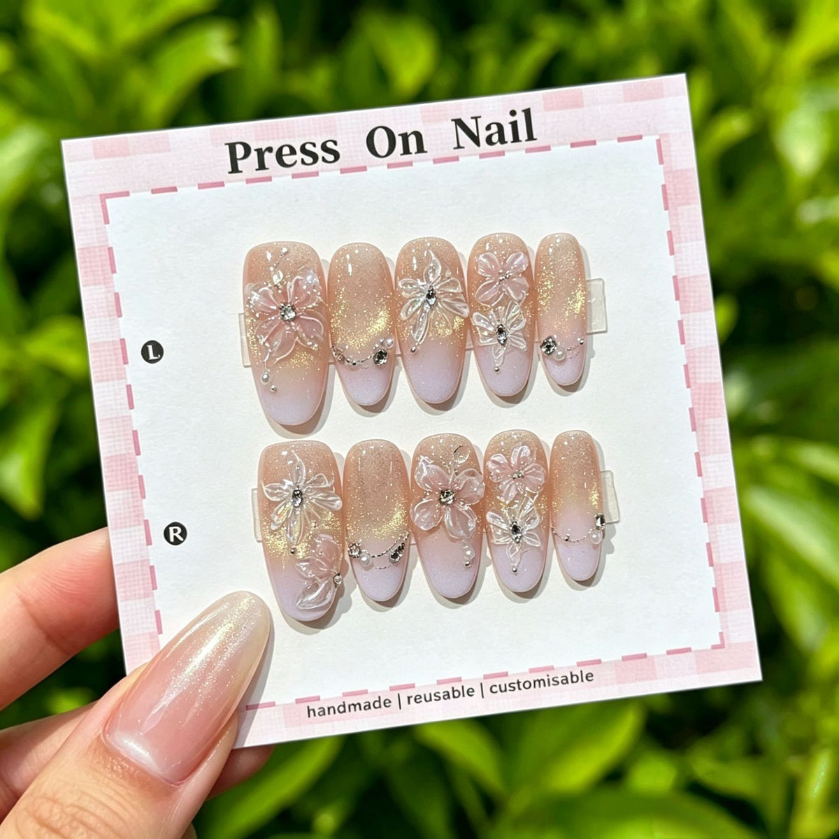 Künstlerisches Press-On Nagelset mit floralen und gemusterten Designs