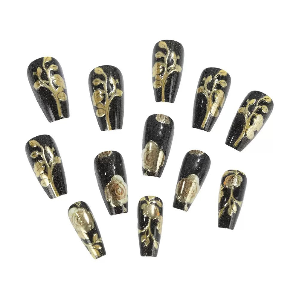 Kunstnagelset mit eleganten goldenen Rosenverzierungen Brehn
