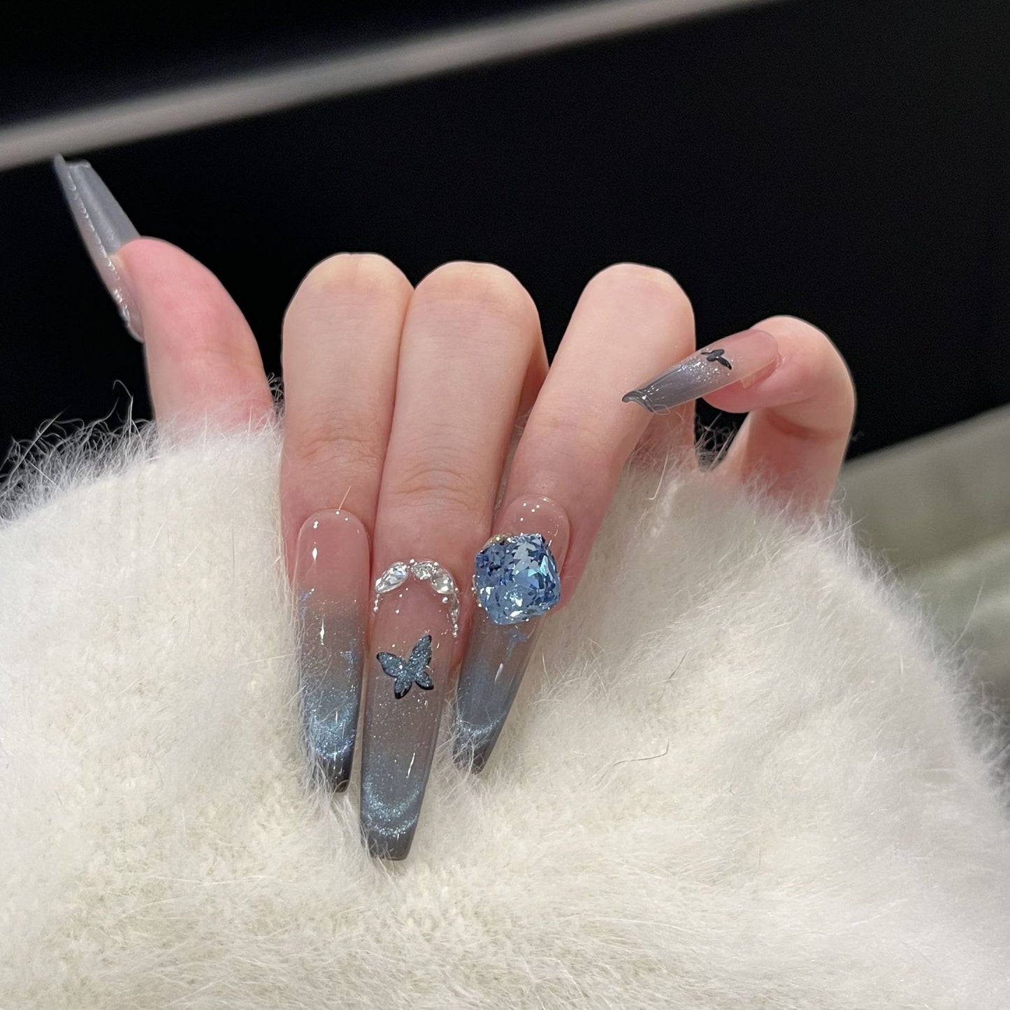 Künstlerisches Ombre Press-On Nagelkunstset mit Schmetterlings- und Edelsteinakzenten Brehn