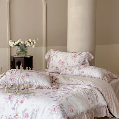 Luxuriöse Satin-Bettwäschegarnitur mit gerüschten Kissen und zartem Aquarell-Rosenprint