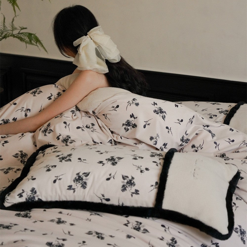 Premium-Baumwollsatin-Bettbezug mit floraler Minimalstickerei und kuscheliger Sherpa-Kante