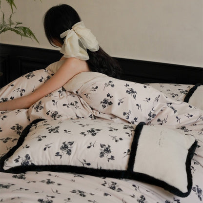 Premium-Baumwollsatin-Bettbezug mit floraler Minimalstickerei und kuscheliger Sherpa-Kante